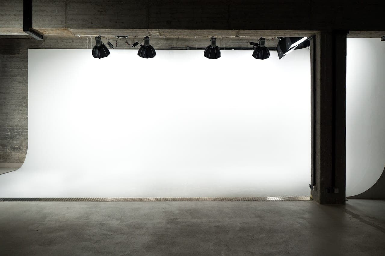 Weiße Hohlkehle mit Studiolicht im 425 m² Fotostudio qre8.studio in Berlin