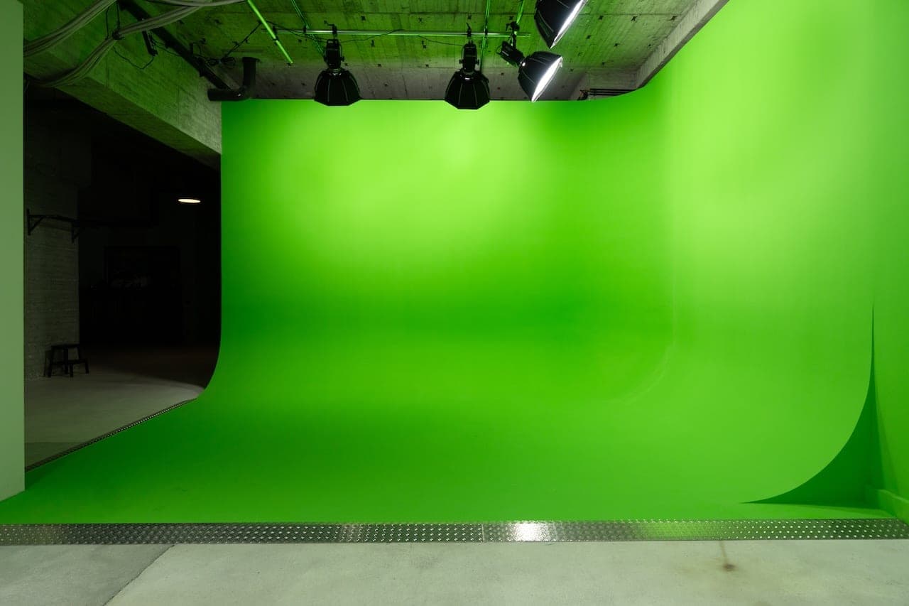 Große Green-Screen-Hohlkehle mit Studiolicht im Filmstudio qre8.studio Berlin