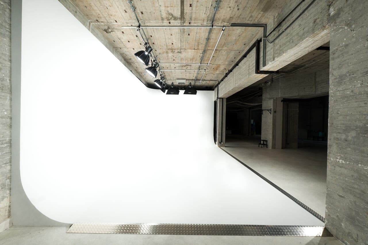 Nahtlose weiße XXL-Hohlkehle mit Deckenlicht im qre8.studio Berlin